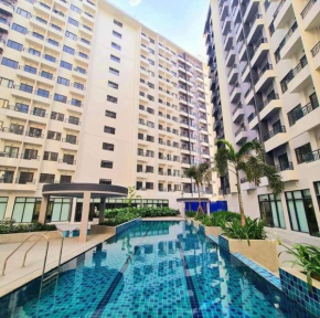 SPRING RESIDENCES - 2BR Condo near Airport with balcony and pool views